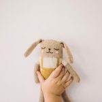 Doudou peluche Bunny ocre overalls | Main Sauvage